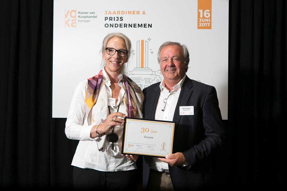 30 jaar Geysen, Alex en Monique ontvangen award van VOKA Prijs ondernemen.
